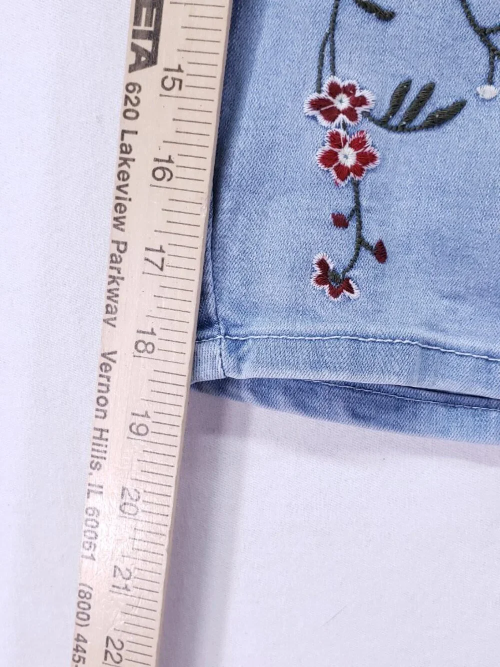 Sandpiper Petite Bermuda Jean Shorts Womens 14P Embroidered Denim Stretch Floral